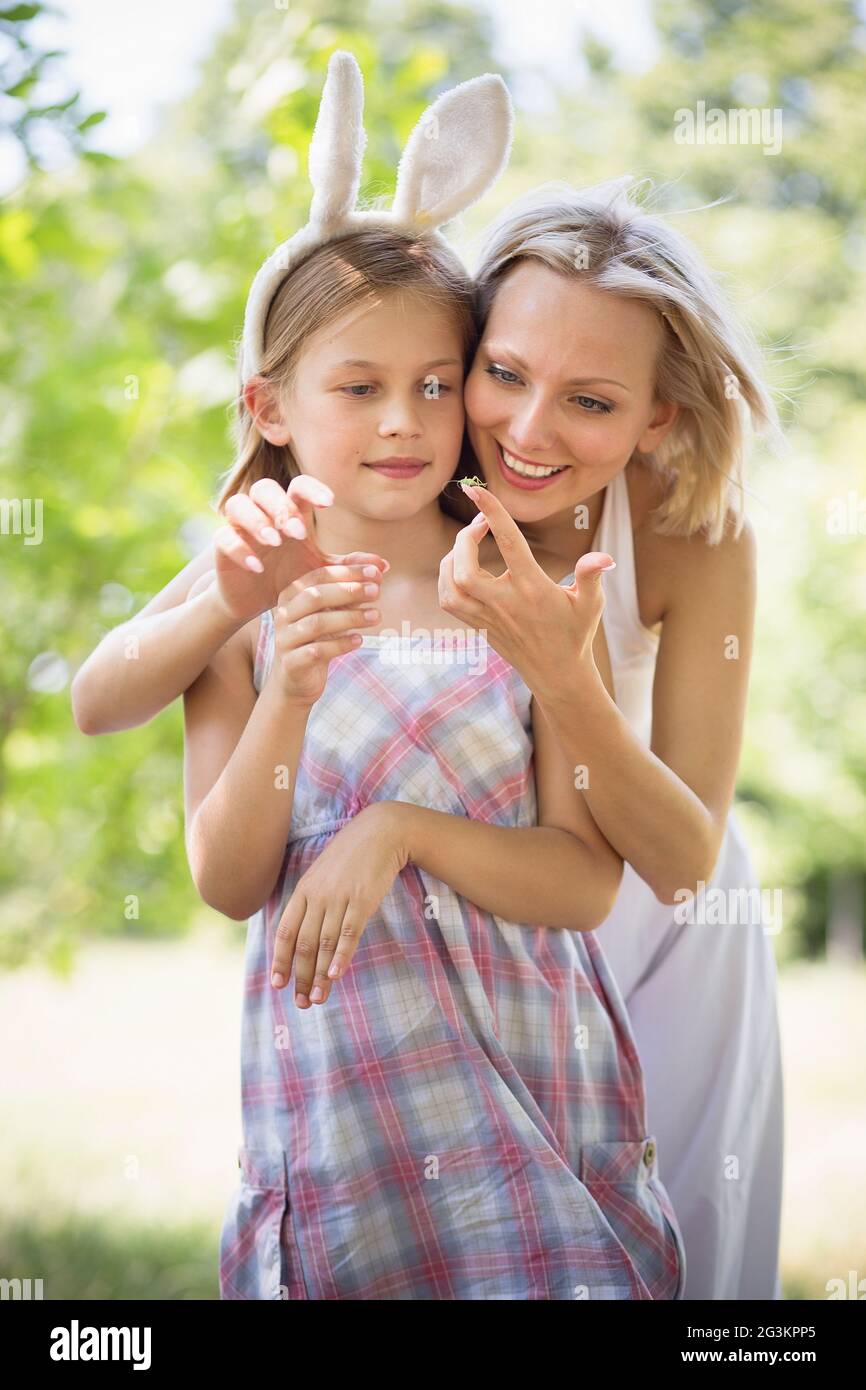 La Madre che mostra a sua figlia piccolo insetto. Foto Stock