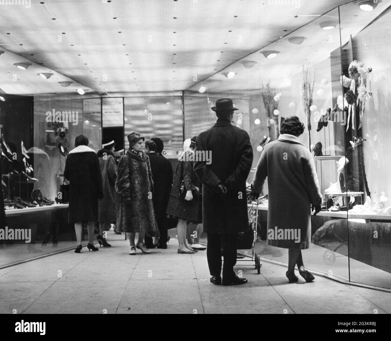 Commercio, shopping, vetrine, Koenigsallee, Duesseldorf, Negozio di calzature 'Prange', circa 1970, DIRITTI-AGGIUNTIVI-AUTORIZZAZIONE-INFORMAZIONI-NON-DISPONIBILI Foto Stock