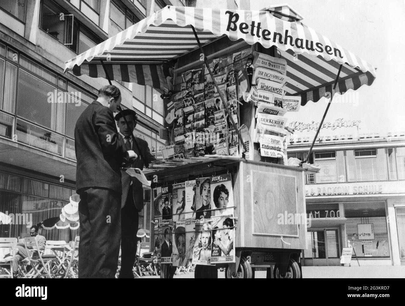Commercio, commercianti, rivenditore di giornali, Zoo di Bahnhof, Berlino, 1960, INFORMAZIONI-AGGIUNTIVE-DI-AUTORIZZAZIONE-DIRITTI-NON-DISPONIBILI Foto Stock