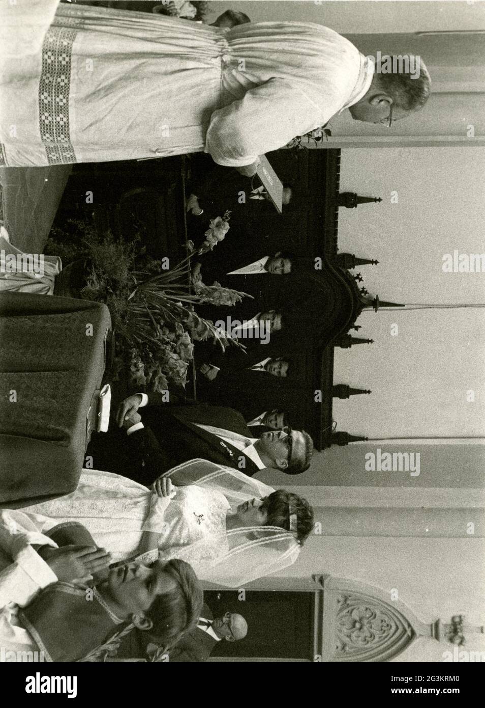 Persone, matrimoni, cerimonie, matrimoni-cerimonie in una chiesa cattolica, Erding, anni 60, DIRITTI-AGGIUNTIVI-AUTORIZZAZIONE-INFO-NON-DISPONIBILE Foto Stock