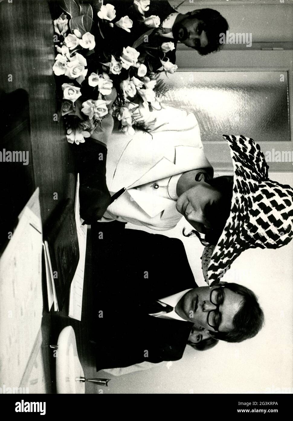 Persone, matrimoni, Ufficio registro, circa 1968, DIRITTI-AGGIUNTIVI-AUTORIZZAZIONE-INFO-NON-DISPONIBILE Foto Stock