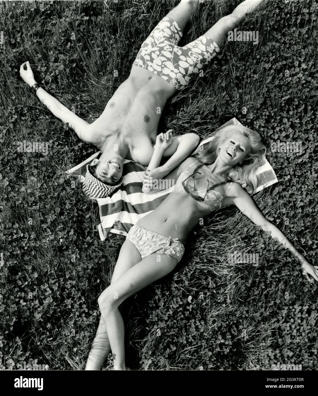 Persone, coppie, anni 60, coppia che giace in erba, circa 1970, DIRITTI-AGGIUNTIVI-CLEARANCE-INFO-NON-DISPONIBILE Foto Stock