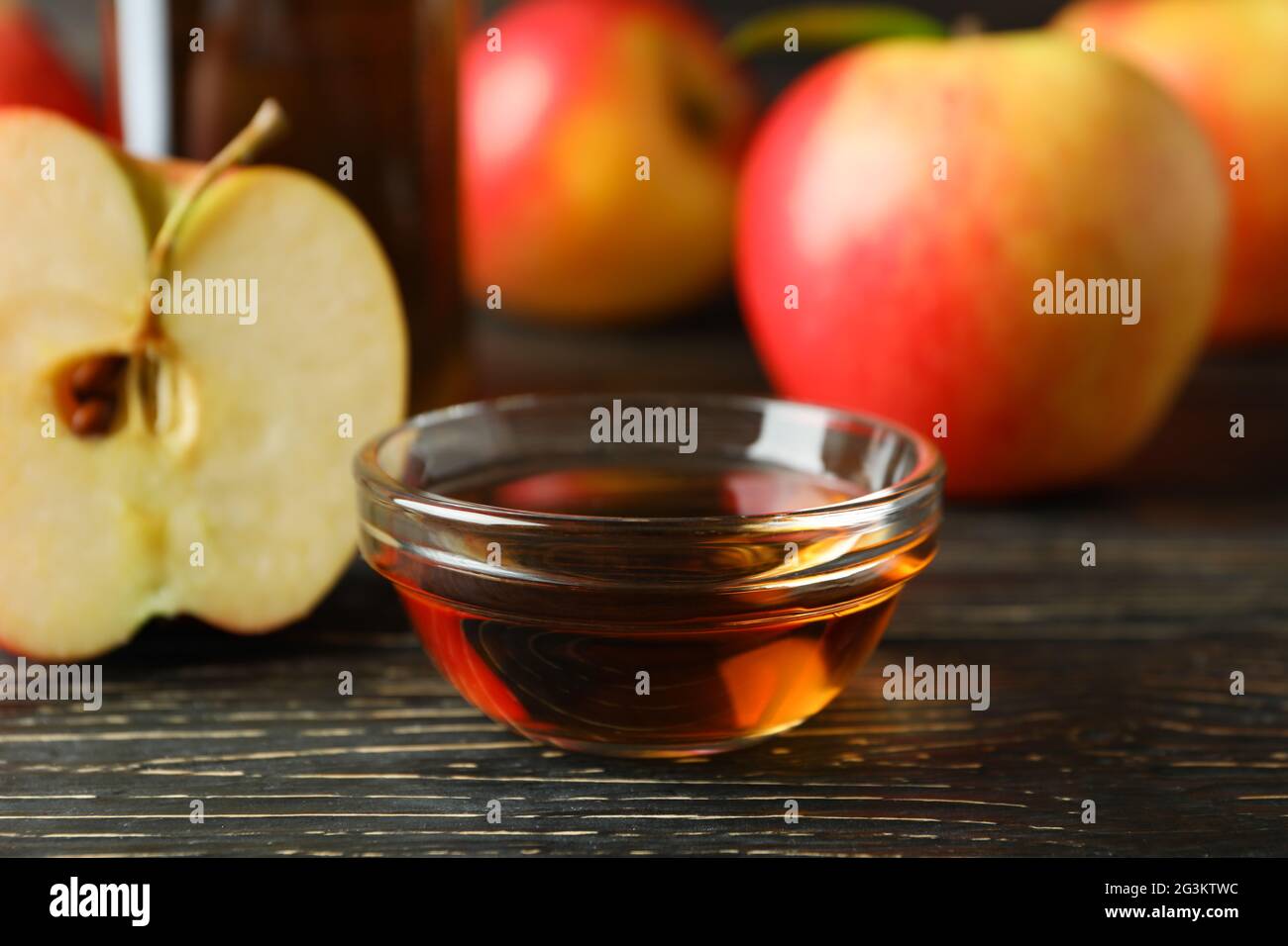 Aceto di mele fatto in casa e ingredienti su sfondo di legno Foto Stock