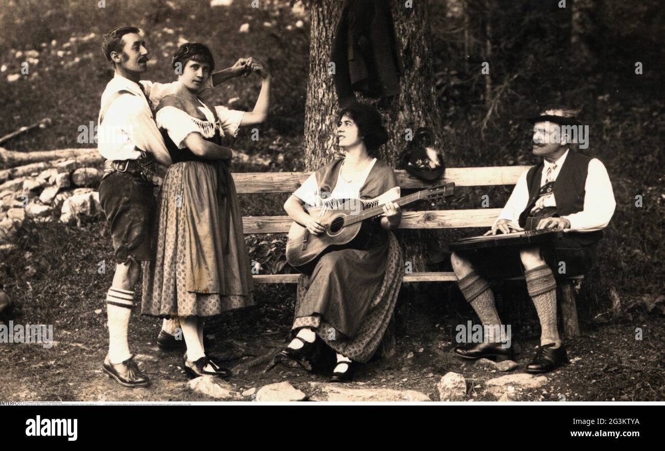 Moda, costume tradizionale, Bavaria, coppia da ballo e musicisti in costume tradizionale bavarese, DIRITTI AGGIUNTIVI-AUTORIZZAZIONE-INFO-NON-DISPONIBILE Foto Stock