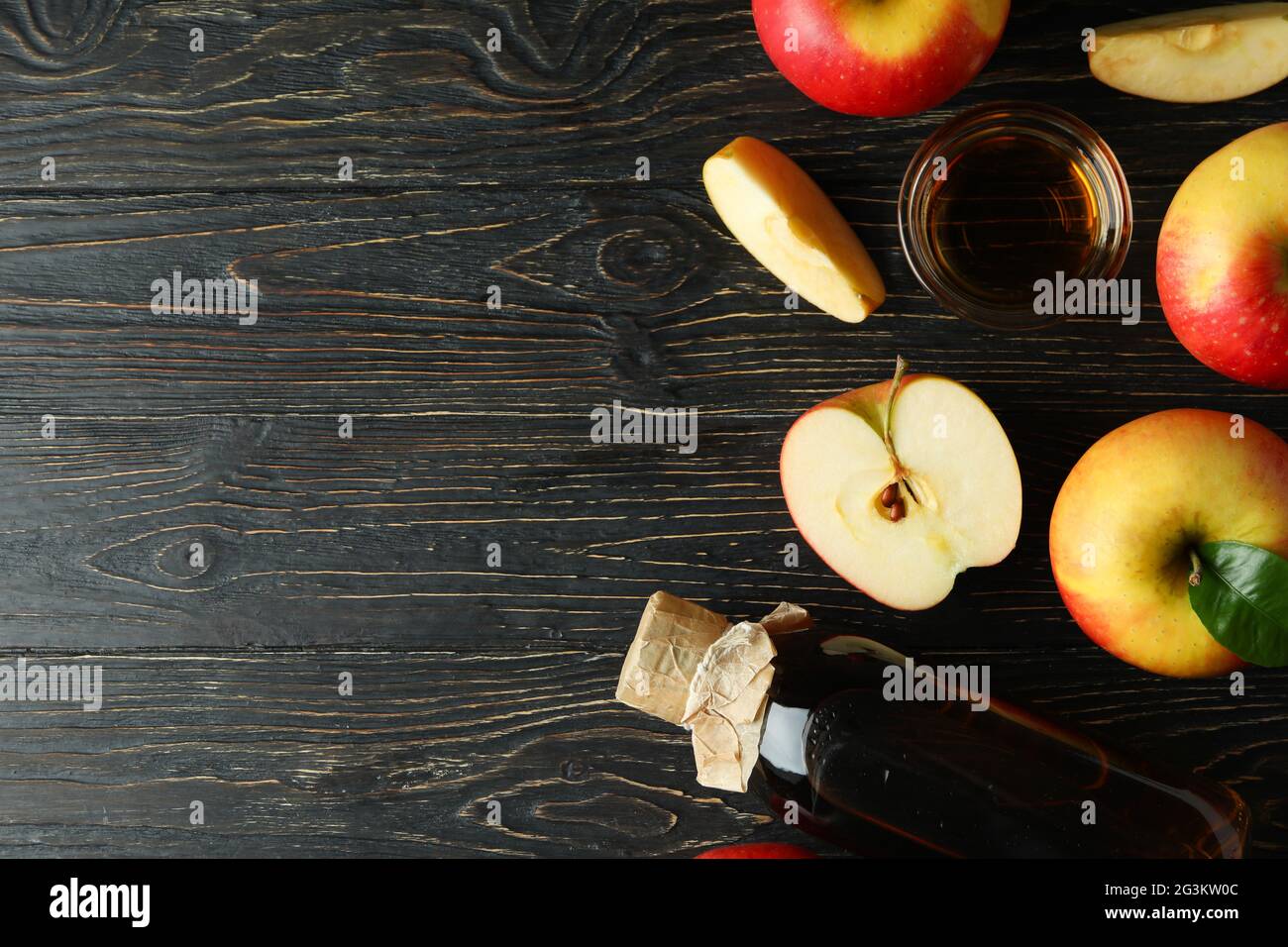 Aceto di mele fatto in casa e ingredienti su tavola di legno Foto Stock