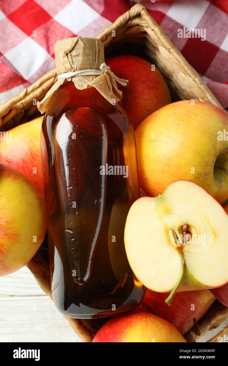 Aceto di mele fatto in casa e ingredienti su tavola di legno bianco Foto Stock