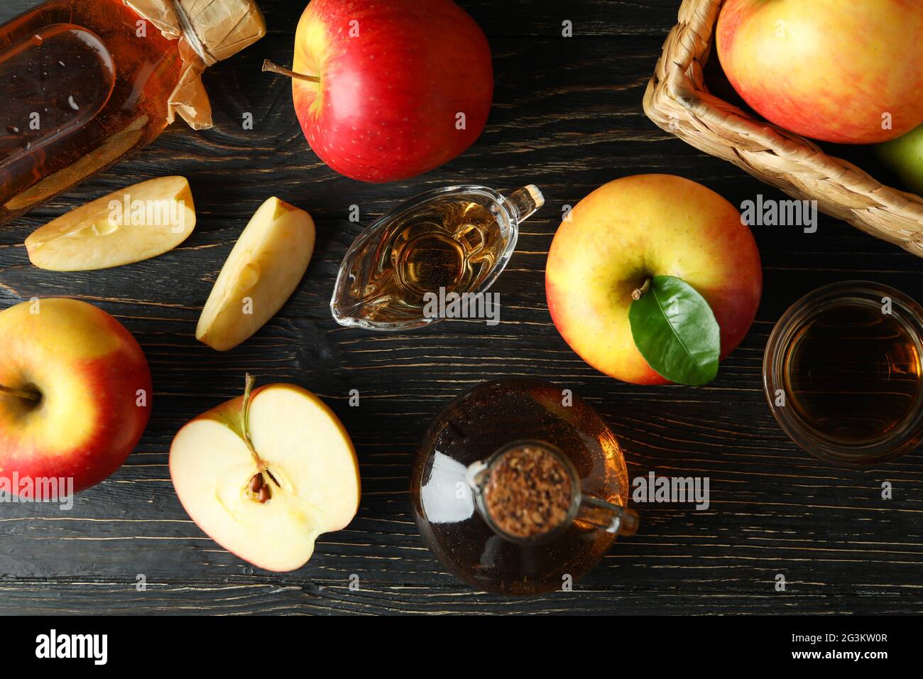 Aceto di mele fatto in casa e ingredienti su tavola di legno Foto Stock