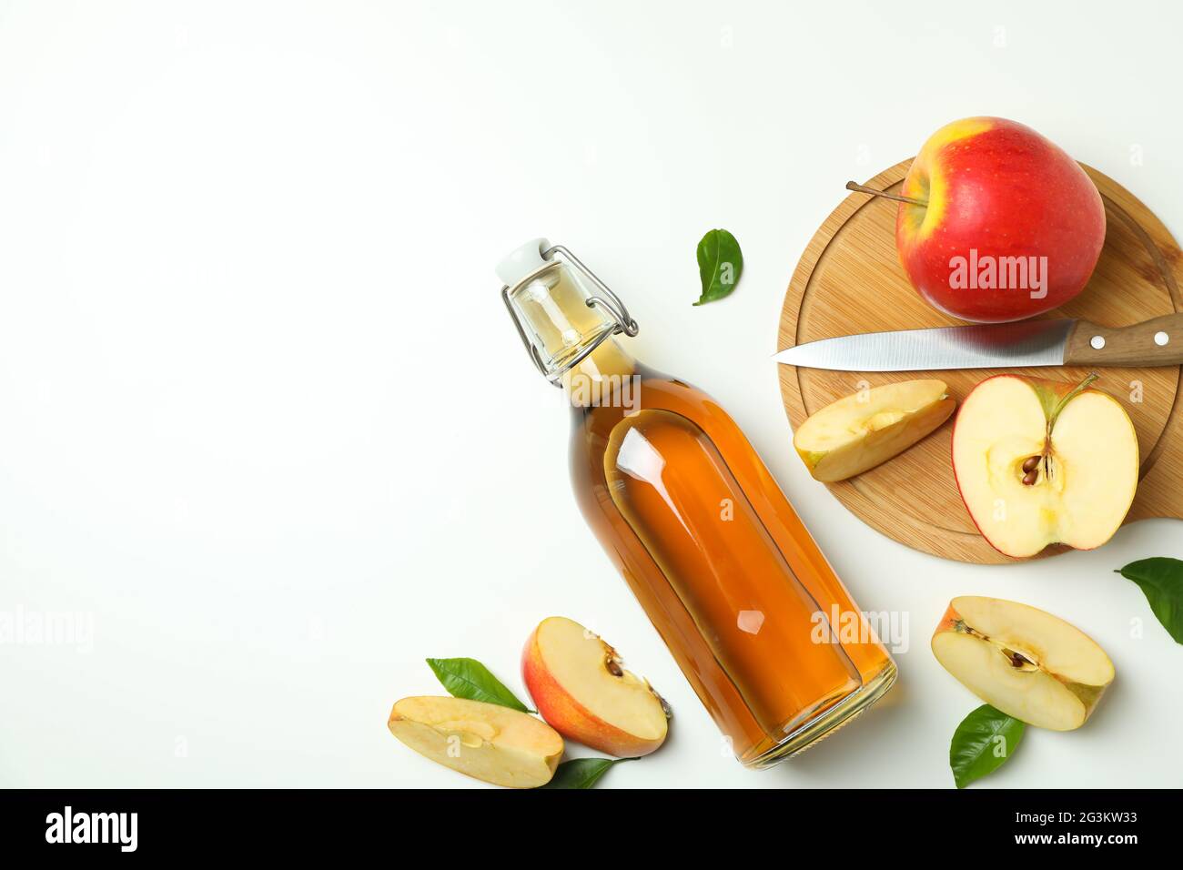 Aceto di mele fatto in casa e ingredienti su sfondo bianco Foto Stock