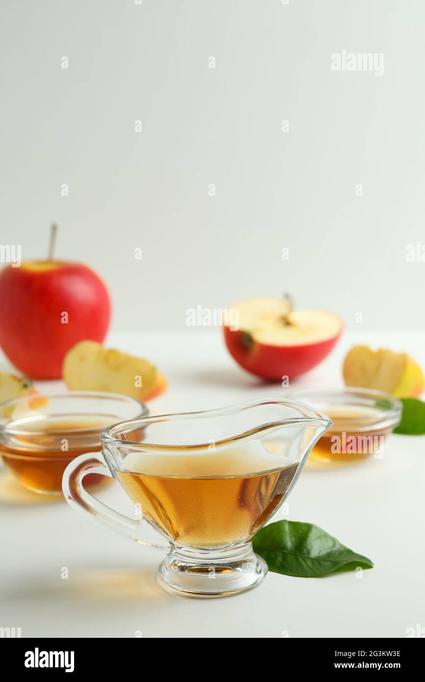 Aceto di mele fatto in casa e ingredienti su tavola bianca Foto Stock