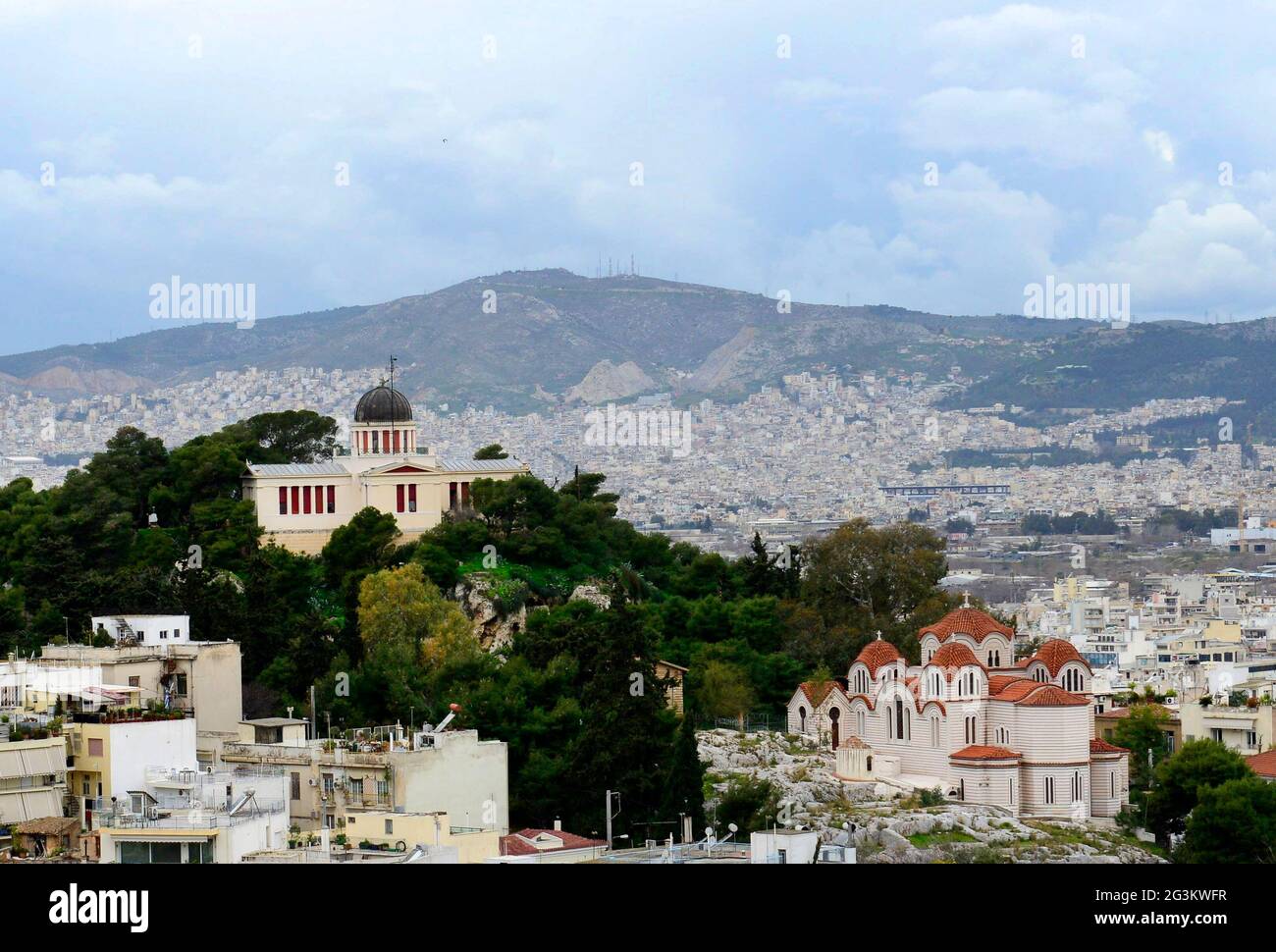 L'Osservatorio Nazionale si trova in cima alla collina di Nymphs a Thissio, Atene, Grecia. Foto Stock
