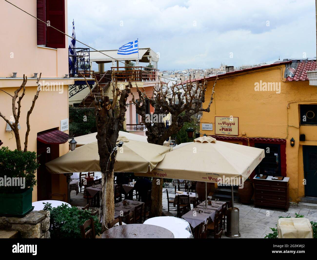 Camminando nel quartiere Plaka di Atene, Grecia. Foto Stock