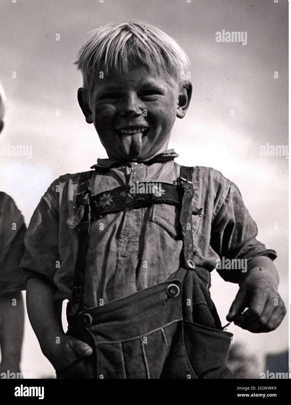 Persone, bambini, ritratto - ragazzi, ragazzo che allunga la lingua, anni '50, DIRITTI AGGIUNTIVI-CLEARANCE-INFO-NON-DISPONIBILE Foto Stock