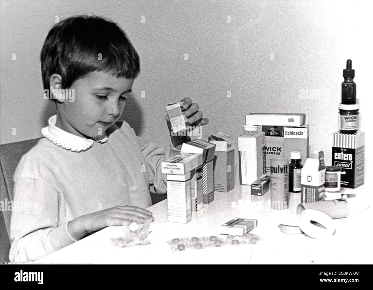 Medicina, rimedio / medicina, ragazza di fronte al tavolo con diversi farmaci, 1960, AGGIUNTIVO-DIRITTI-CLEARANCE-INFO-NON-DISPONIBILE Foto Stock