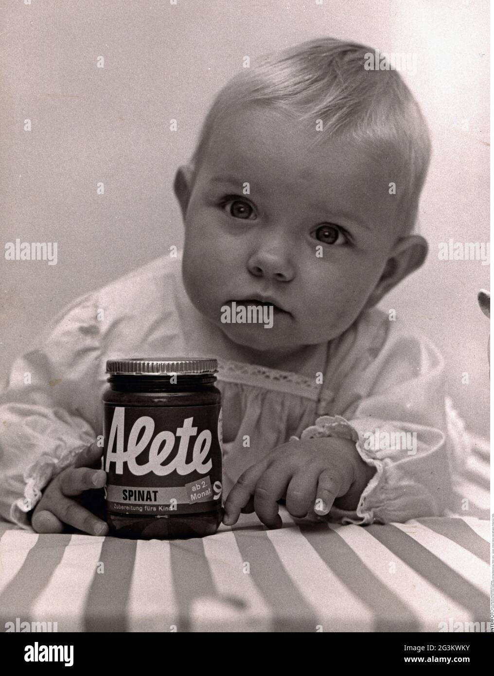 Persone, bambini, bambini, bambini, bambini con bicchiere di cibo per  bambini, anni '60, DIRITTI AGGIUNTIVI-CLEARANCE-INFO-NON-DISPONIBILE Foto  stock - Alamy