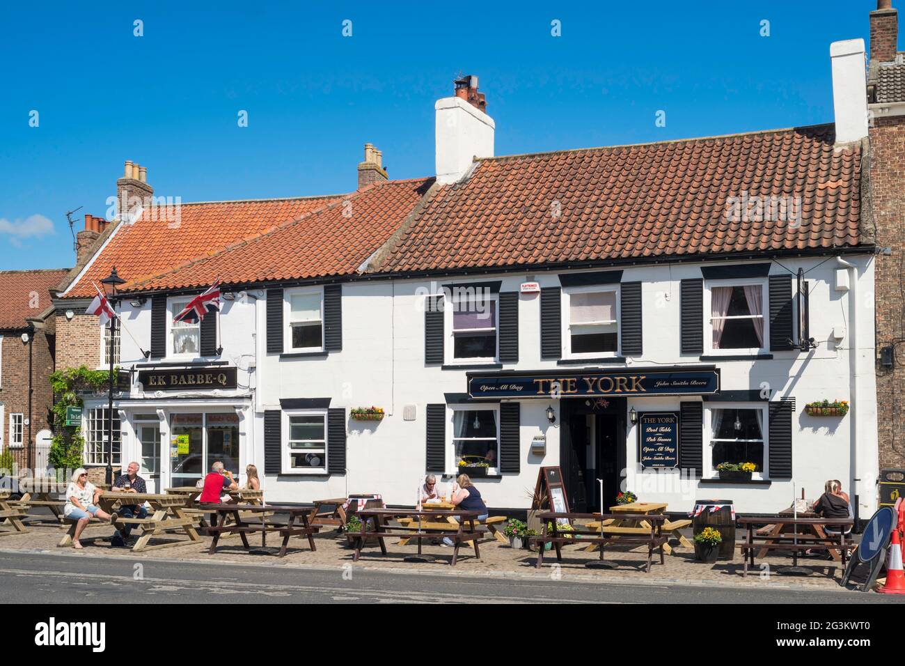 Persone che siedono fuori dal pub York a Easingwold, North Yorkshire, Inghilterra, Regno Unito Foto Stock