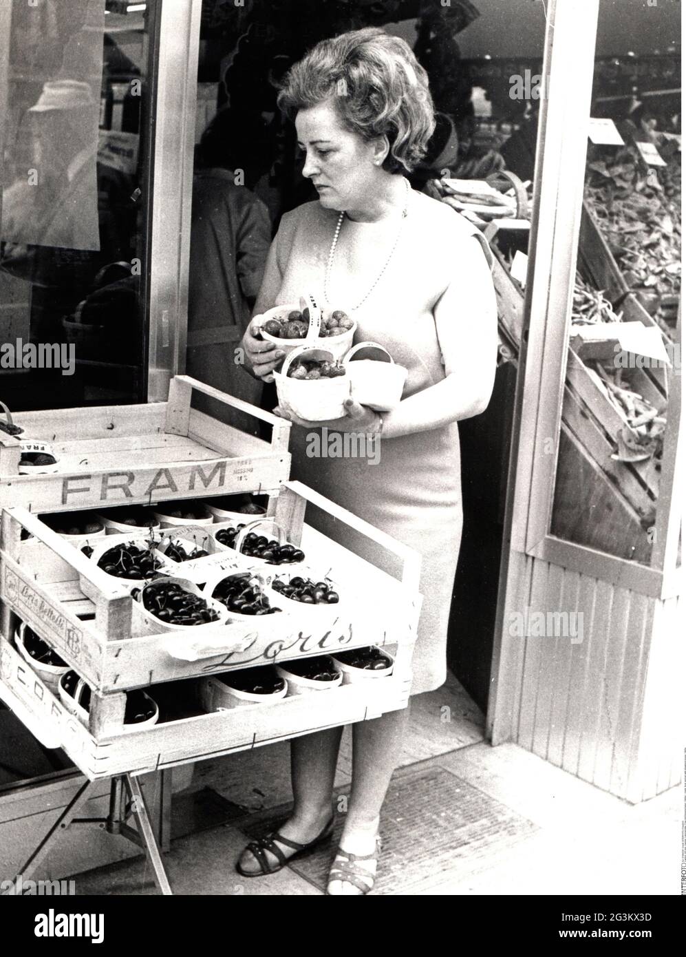 Commercio, cibo, donna con scatole di fragole, anni 60, DIRITTI-AGGIUNTIVI-CLEARANCE-INFO-NON-DISPONIBILE Foto Stock