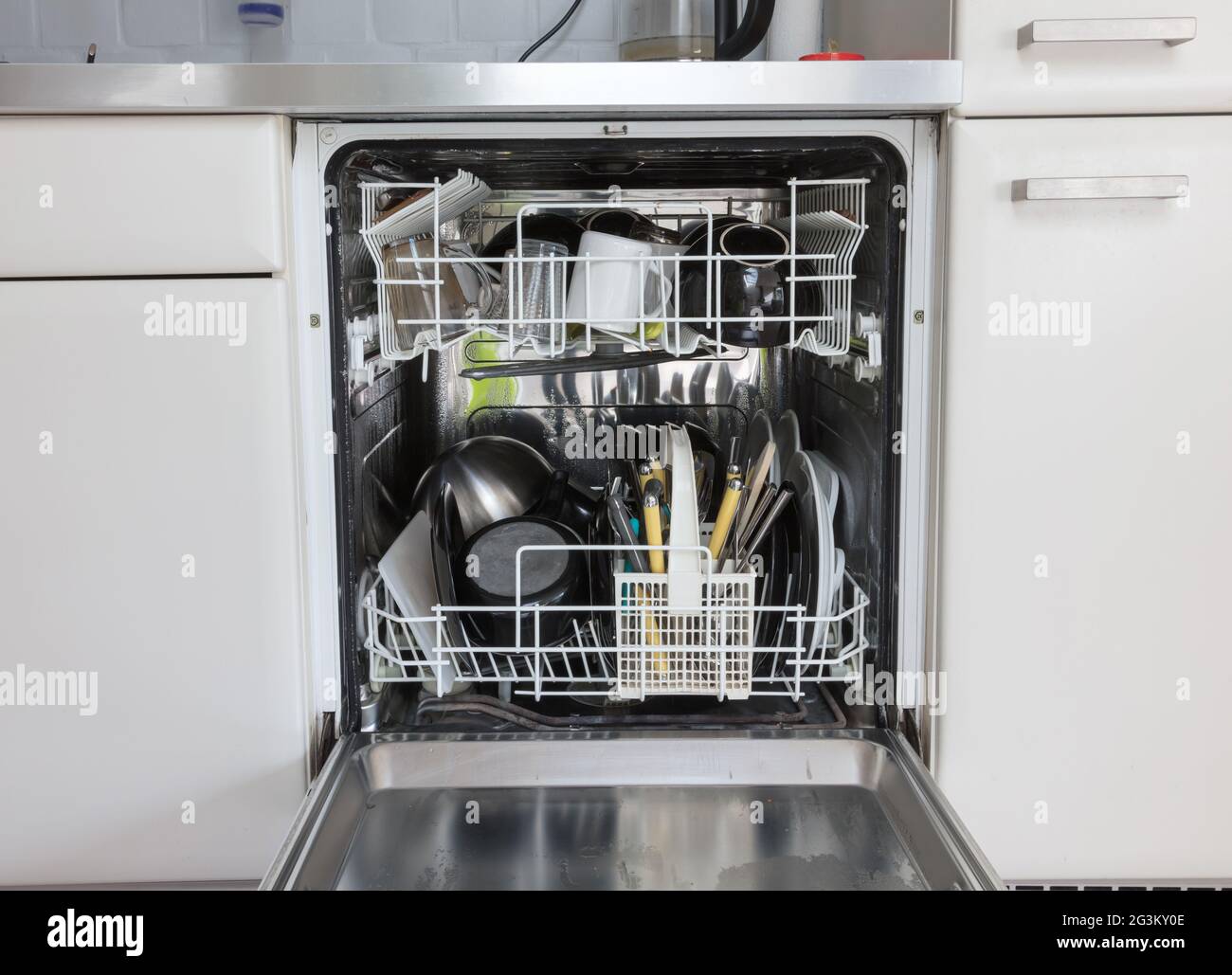 Aprire la lavastoviglie con piatti, tazze e piatti puliti Foto stock - Alamy