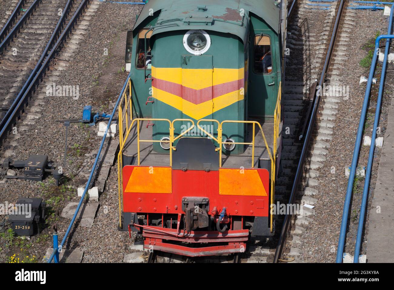 La locomotiva diesel è su una ferrovia in una giornata di sole Foto Stock