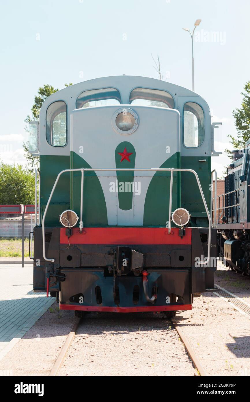 La locomotiva diesel sovietica d'epoca è su una ferrovia in una giornata di sole, vista frontale ravvicinata Foto Stock