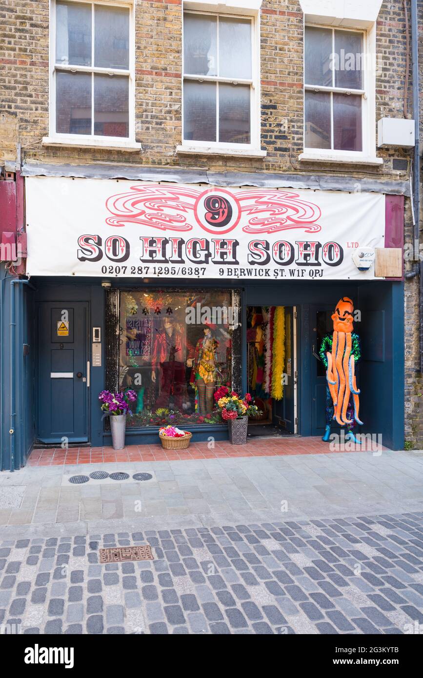 Così High Soho, un negozio in Berwick Street che vende costumi e accessori di abbigliamento, oggetti da festa e molto altro. Soho, Londra, Inghilterra, Regno Unito Foto Stock