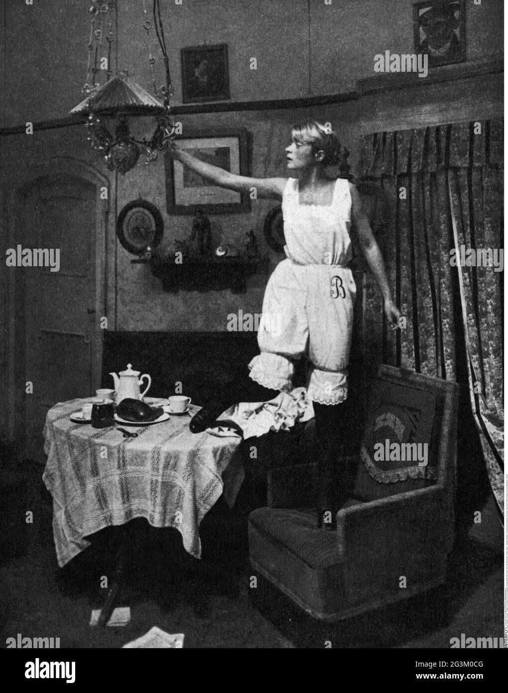 teatro / teatro, commedia e comici, Germania, 'Die Hose' (i pantaloni), di Carl Sternheim, 1920, ULTERIORI-DIRITTI-AUTORIZZAZIONE-INFORMAZIONI-NON-DISPONIBILI Foto Stock