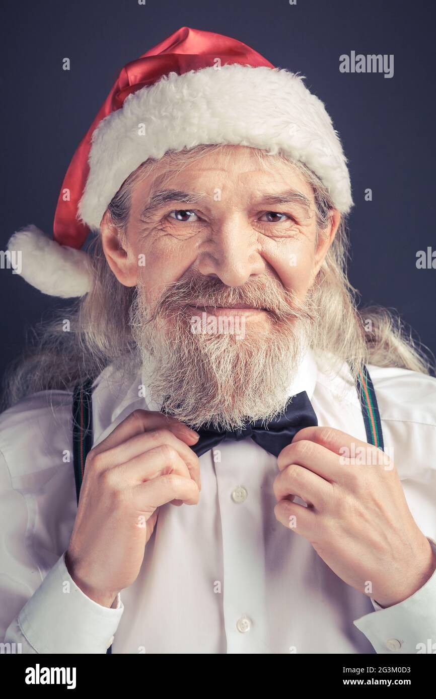 Anno nuovo, Babbo Natale che regola la cravatta di prua. Foto Stock