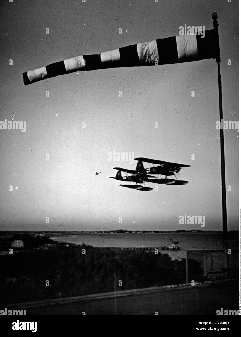 Seconda guerra mondiale / seconda guerra mondiale, guerra aerea, due aerei da ricognizione Heinkel He 60 della Marina tedesca sopra una costa, circa 1941, EDITORIALE-USO-SOLO Foto Stock