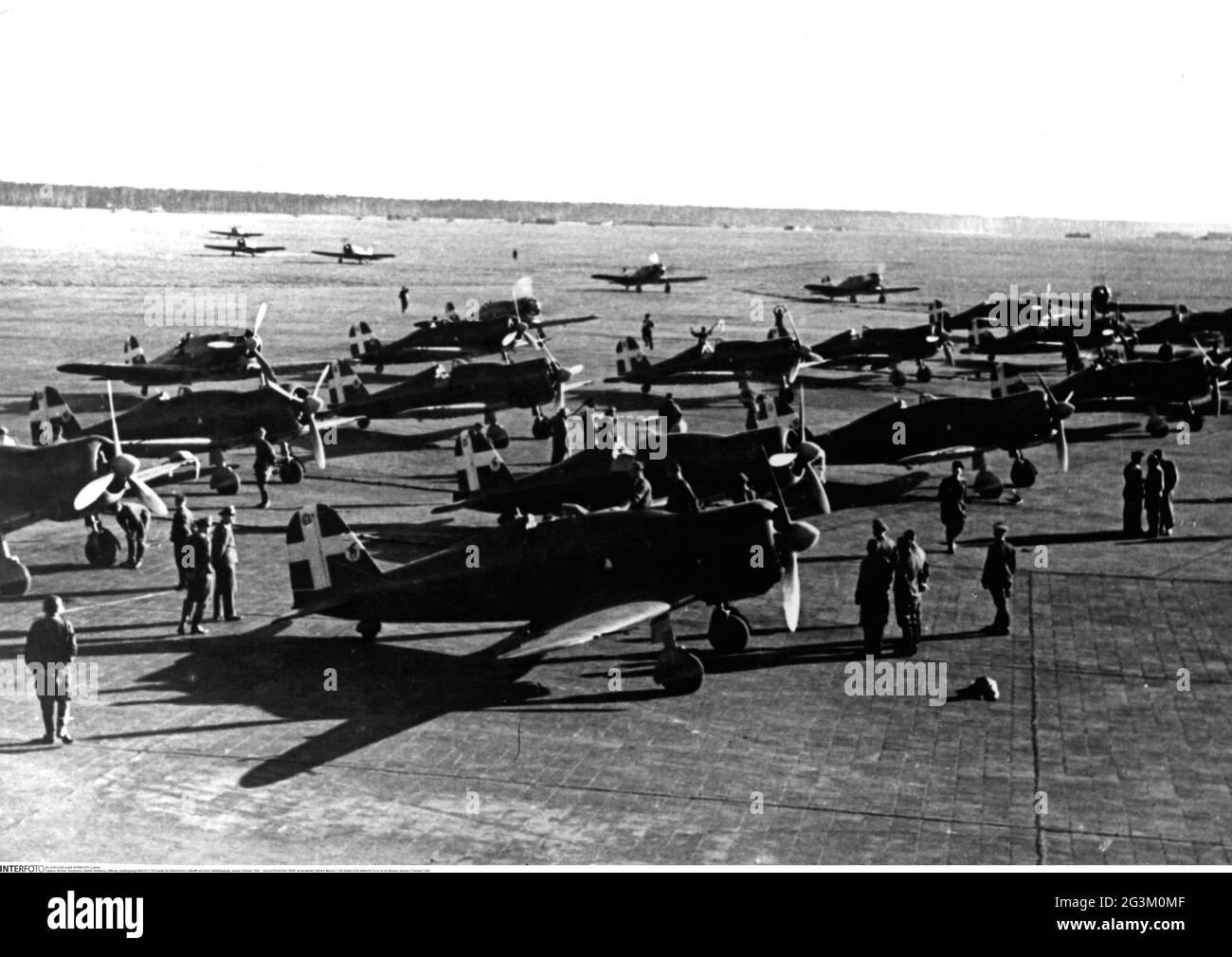 Seconda guerra mondiale / seconda guerra mondiale, guerra aerea, combattenti Macchi C. 200 Saetta dell'Aeronautica militare Italiana su base aerea, EDITORIALE-USO-SOLO Foto Stock