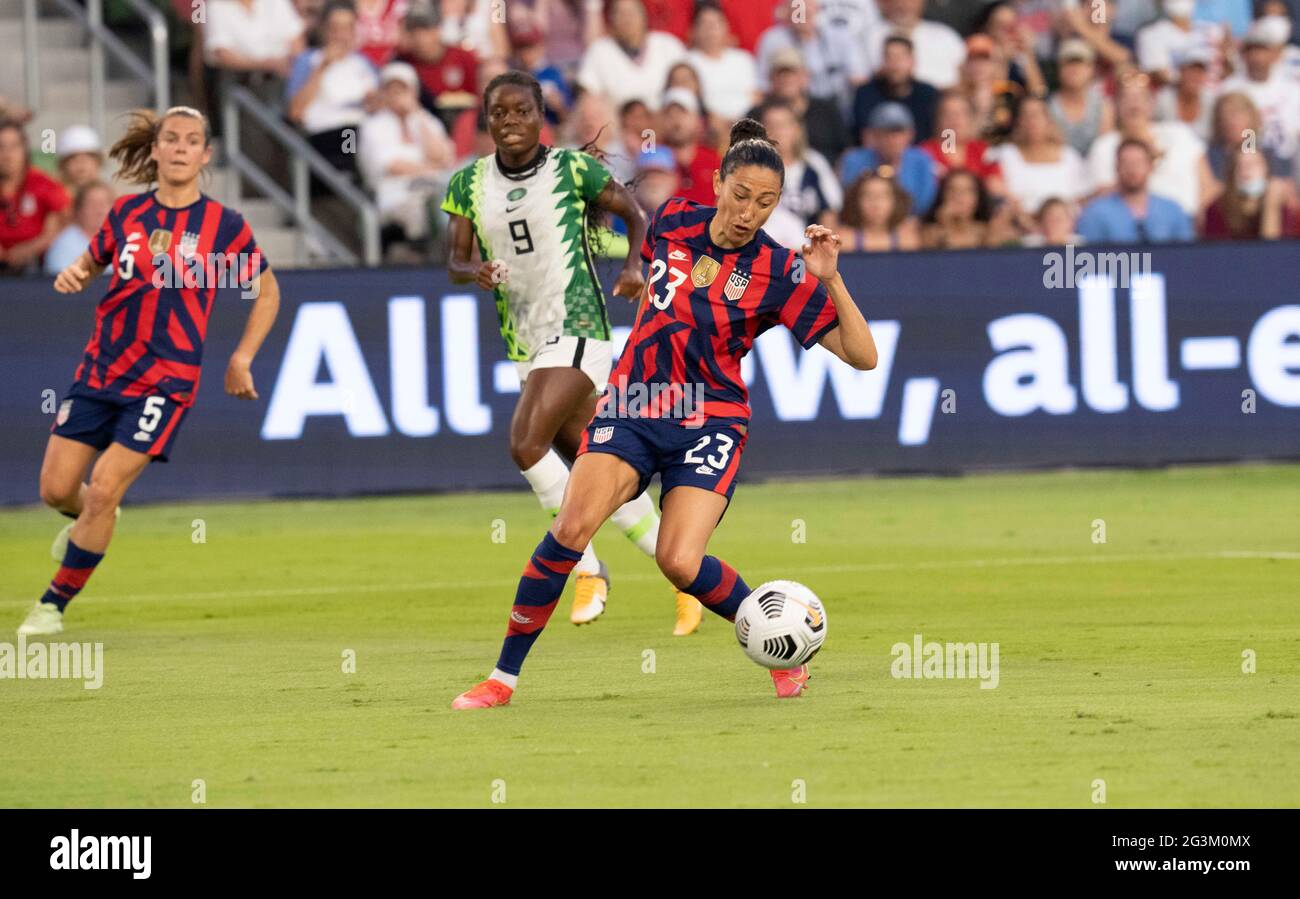 Austin, Texas, USA, 16 2021 giugno: La STAMPA AMERICANA CHRISTEN (23) si dirige al traguardo oltre toni PAYNE (9) della Nigeria per segnare un gol nella prima metà mentre la US Women's National Team (USWNT) batte la Nigeria, 2-0 nella partita inaugurale del nuovo Q2 Stadium di Austin. La squadra femminile degli Stati Uniti, una delle preferite delle Olimpiadi, sta chiudendo una serie di partite estive per preparare i Giochi di Tokyo. Credit: Bob Daemmrich/Alamy Live News Foto Stock