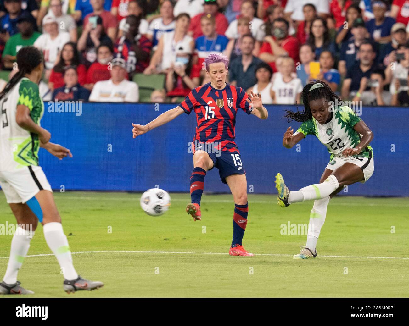 Austin, Texas, USA, 16 2021 giugno: IL MEGAN RAPINOE degli Stati Uniti (15) ha cercato di bloccare il colpo di MICHELLE ALOZIE (22) della Nigeria mentre la US Women's National Team (USWNT) batte la Nigeria, 2-0 nel match inaugurale del nuovo Q2 Stadium di Austin. La squadra femminile degli Stati Uniti, una delle preferite delle Olimpiadi, sta chiudendo una serie di partite estive per preparare i Giochi di Tokyo. Credit: Bob Daemmrich/Alamy Live News Foto Stock