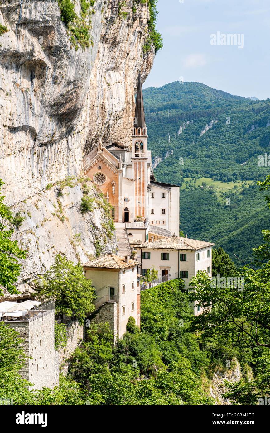 Ferrara di Monte Baldo, Italia. 15 giugno 2021. La chiesa montana Madonna della Corona sorge a 773 m su una parete rocciosa. Credit: Daniel Reinhardt/dpa/Alamy Live News Foto Stock