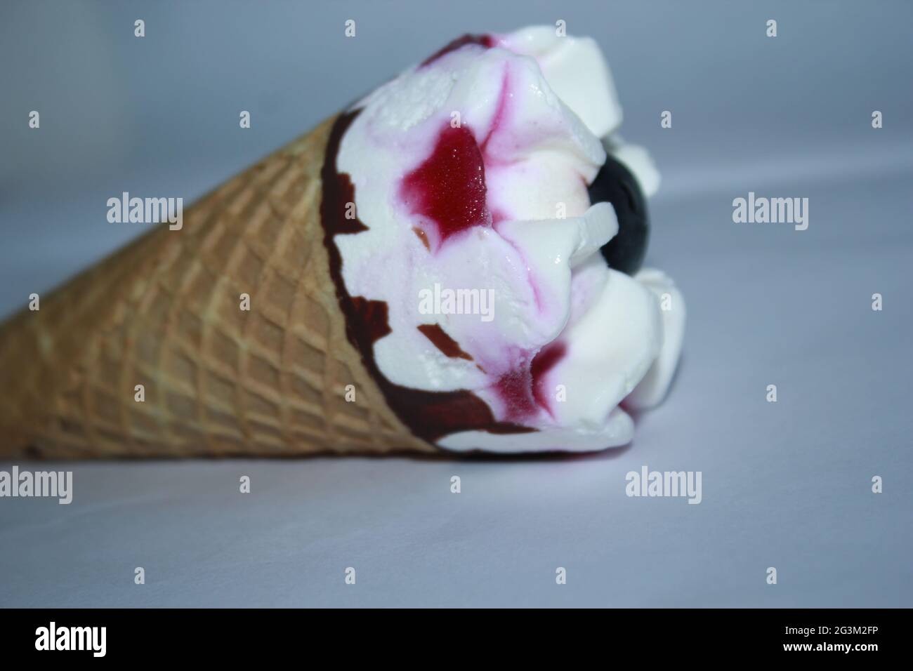 Gelato a cono con sapore di amarena su immagine di sfondo bianco. Foto Stock