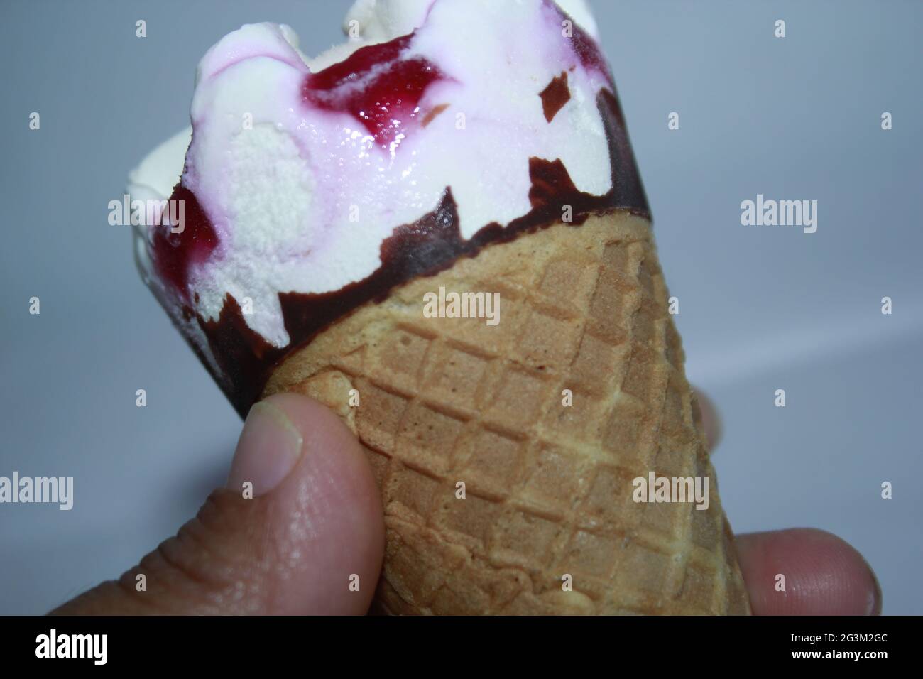 Gelato a cono con sapore di amarena Foto Stock