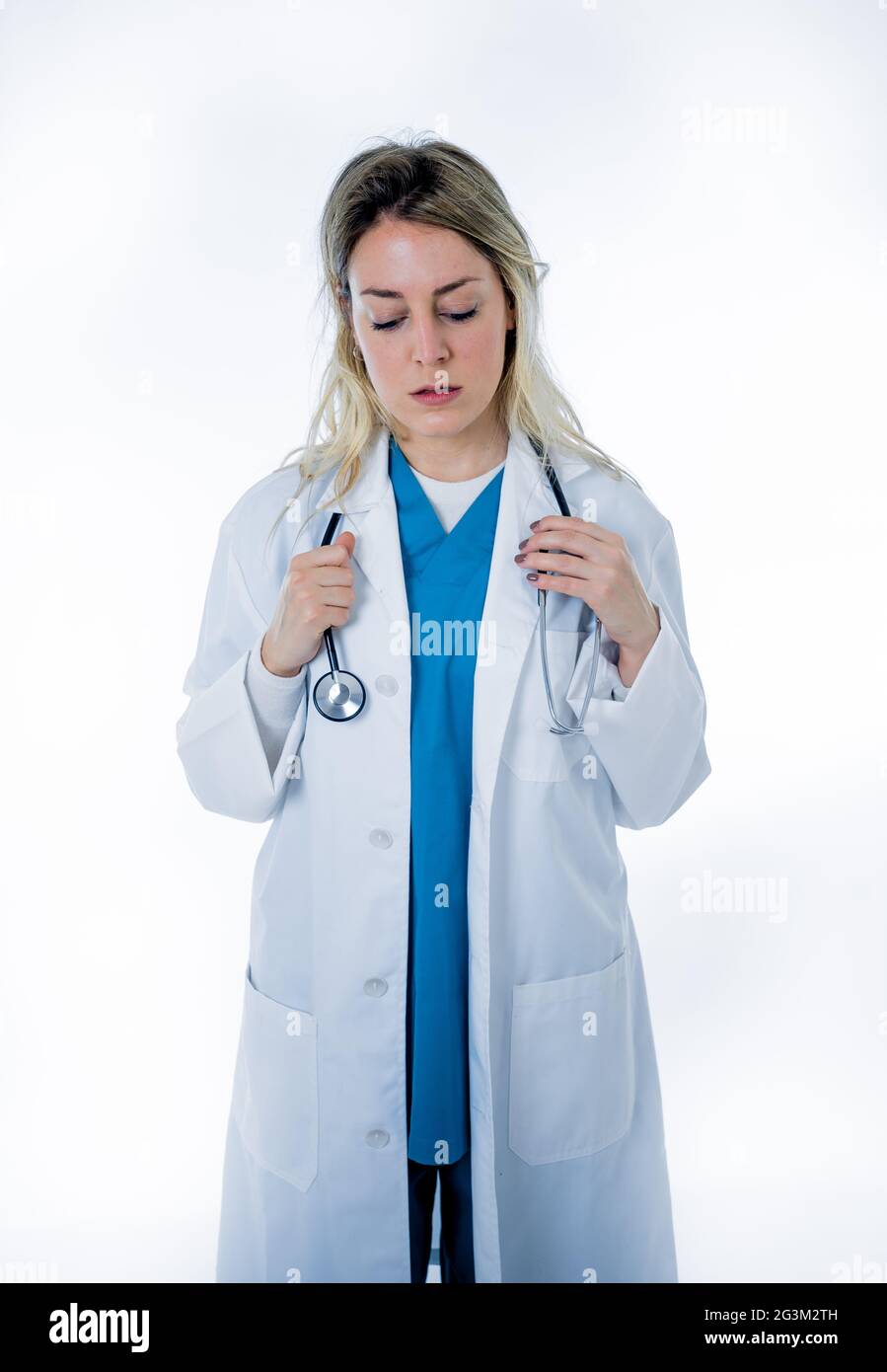 Sopraffatti medico o infermiere che indossano camice bianco sopra uniforme  verde dell'ospedale di scrub. Frustrati e stanchi che lavorano all'unità di  cura intensiva. Emotion Foto stock - Alamy