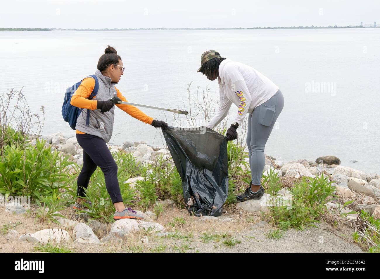 Volontari pulire la spiaggia a Jamaica Bay in Queens come parte del progetto 2021 Primhvi Beach Cleanup. Imn Queens, New York. Foto Stock