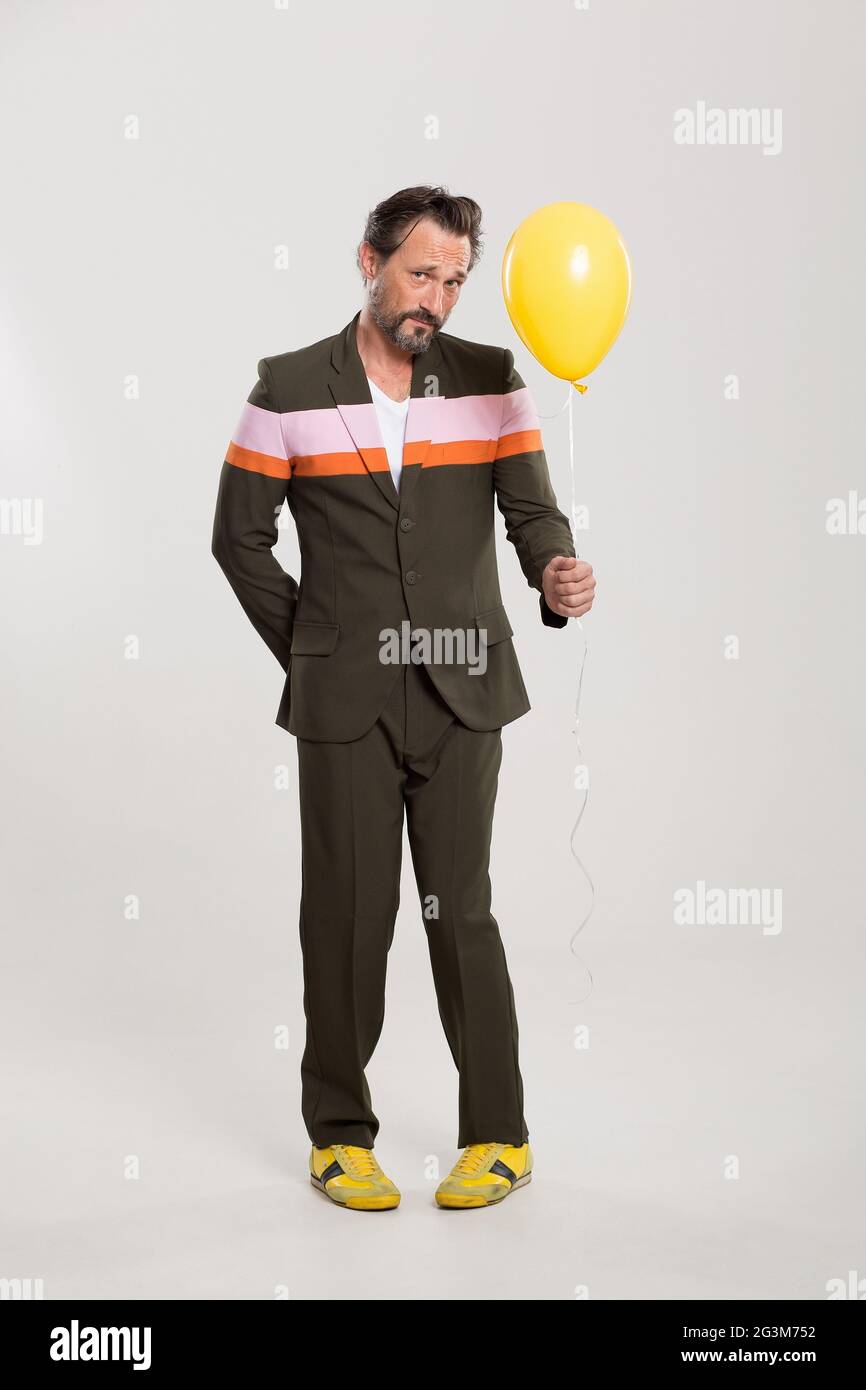 Uomo felice con palloncino giallo Foto Stock