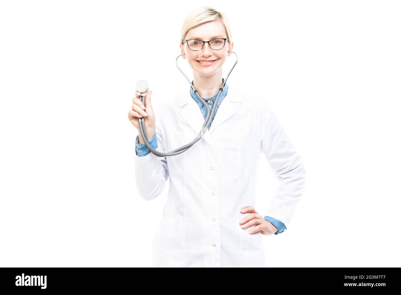 Orizzontale medio ritratto di successo bel medico caucasico indossando cappotto bianco e occhiali in posa su fotocamera con stetoscopio Foto Stock