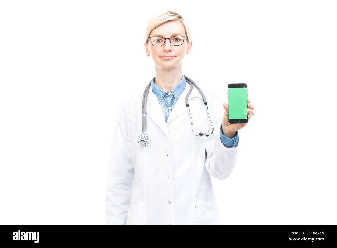 Orizzontale medio ritratto di successo bel medico caucasico indossando camice bianco e occhiali tenendo smartphone che mostra schermo Foto Stock