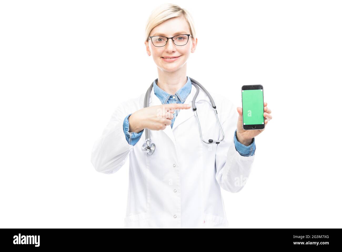 Orizzontale medio ritratto di successo bel medico caucasico indossando camice bianco e occhiali tenendo smartphone che mostra schermo Foto Stock
