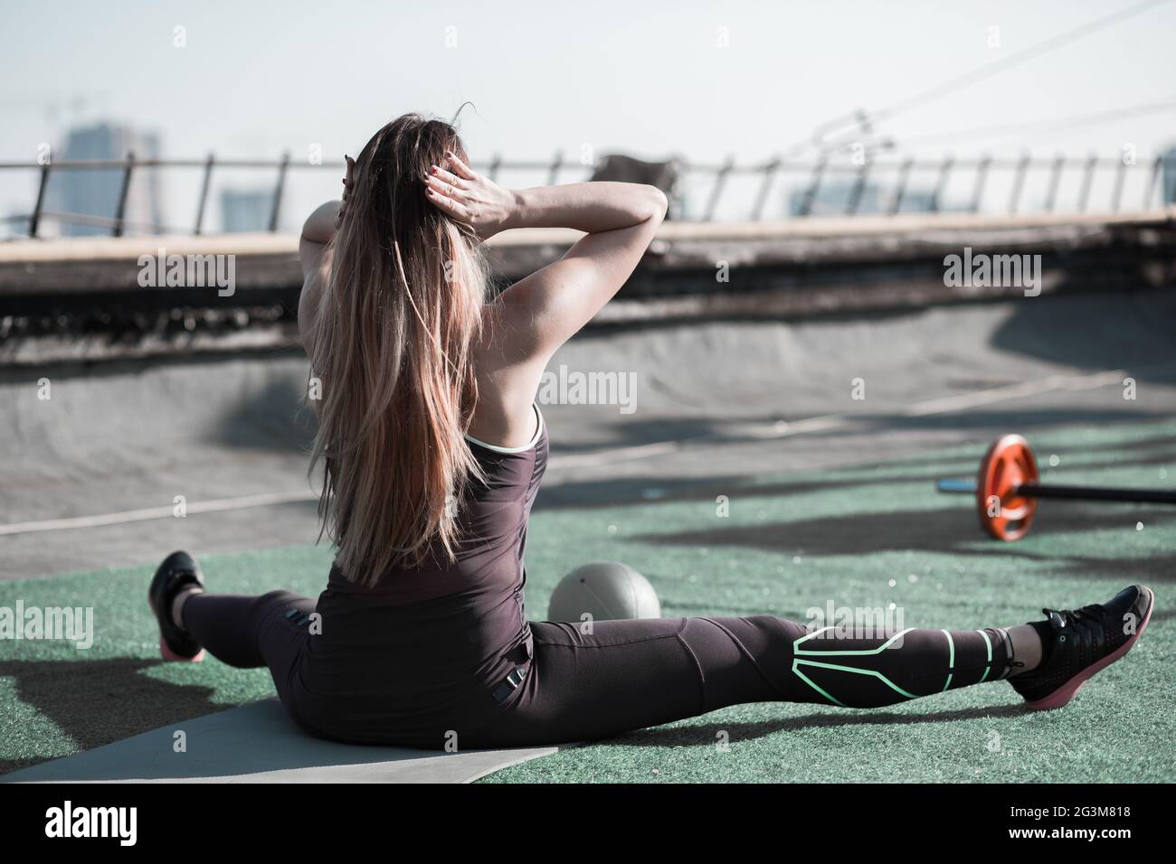 Sport sul tetto, capelli lunghi donna che lavorano fuori. Foto Stock