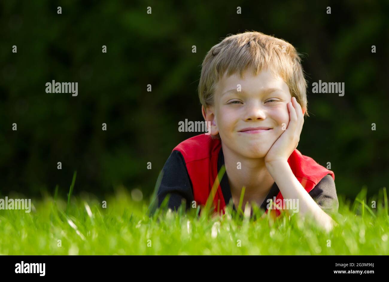 Bambino nel prato Foto Stock