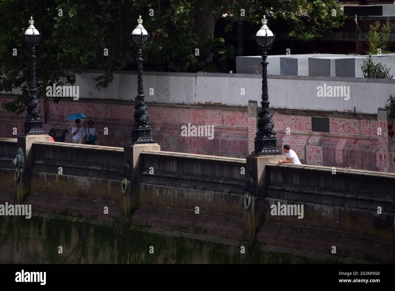 I cuori del National Covid Memorial Wall possono essere visti in questa foto scattata dal Lambeth Bridge di Londra Foto Stock