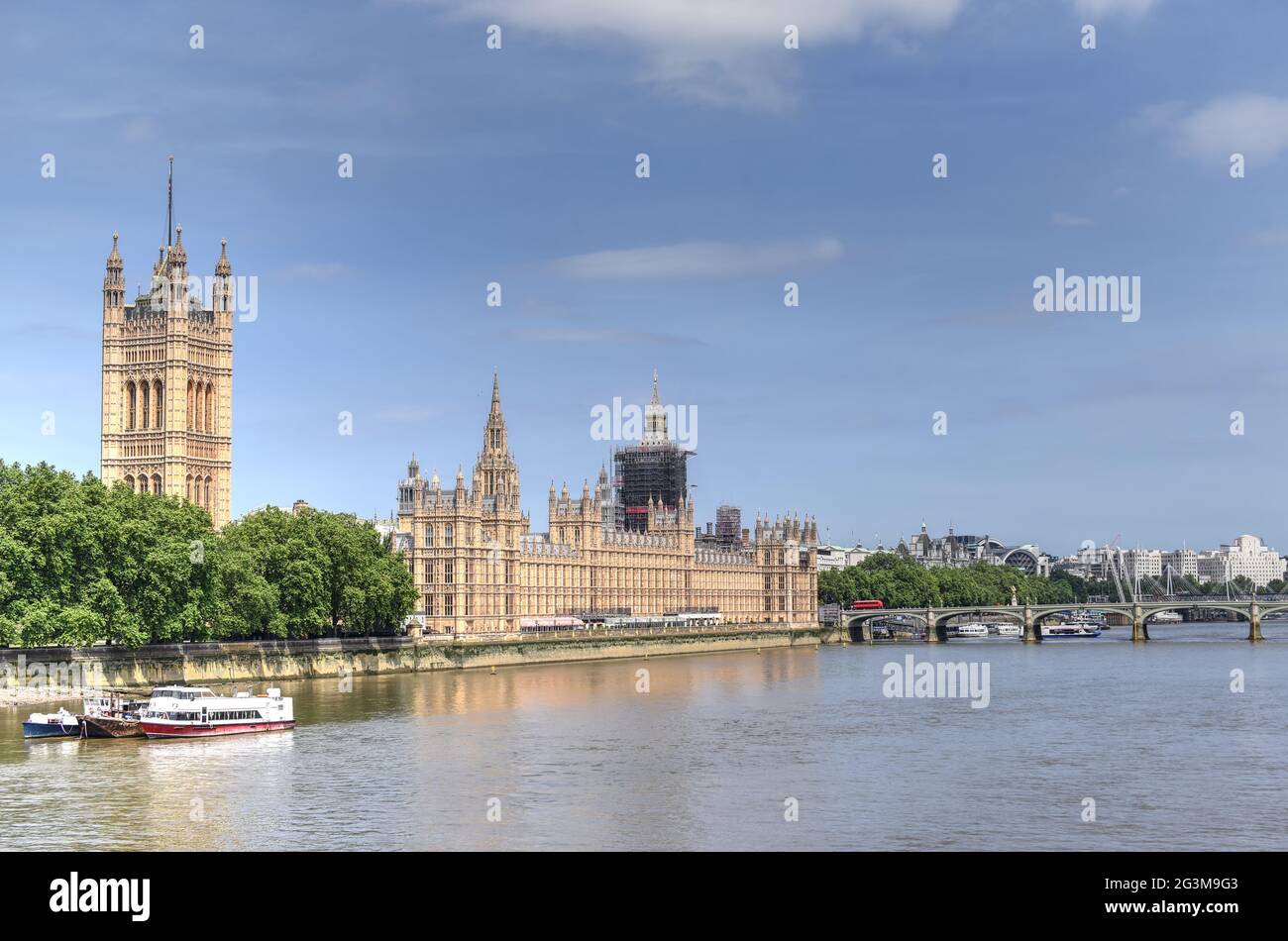 Il Palazzo di Westminster in un caldo e luminoso giorno di giugno Foto Stock