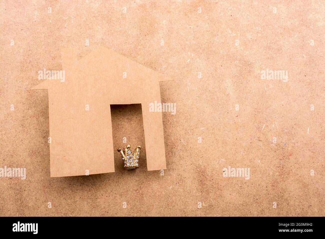 Piccolo modello corona e casa di carta Foto Stock