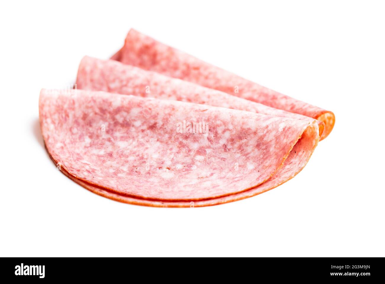 Salame affumicato a fette isolato su sfondo bianco. Foto Stock