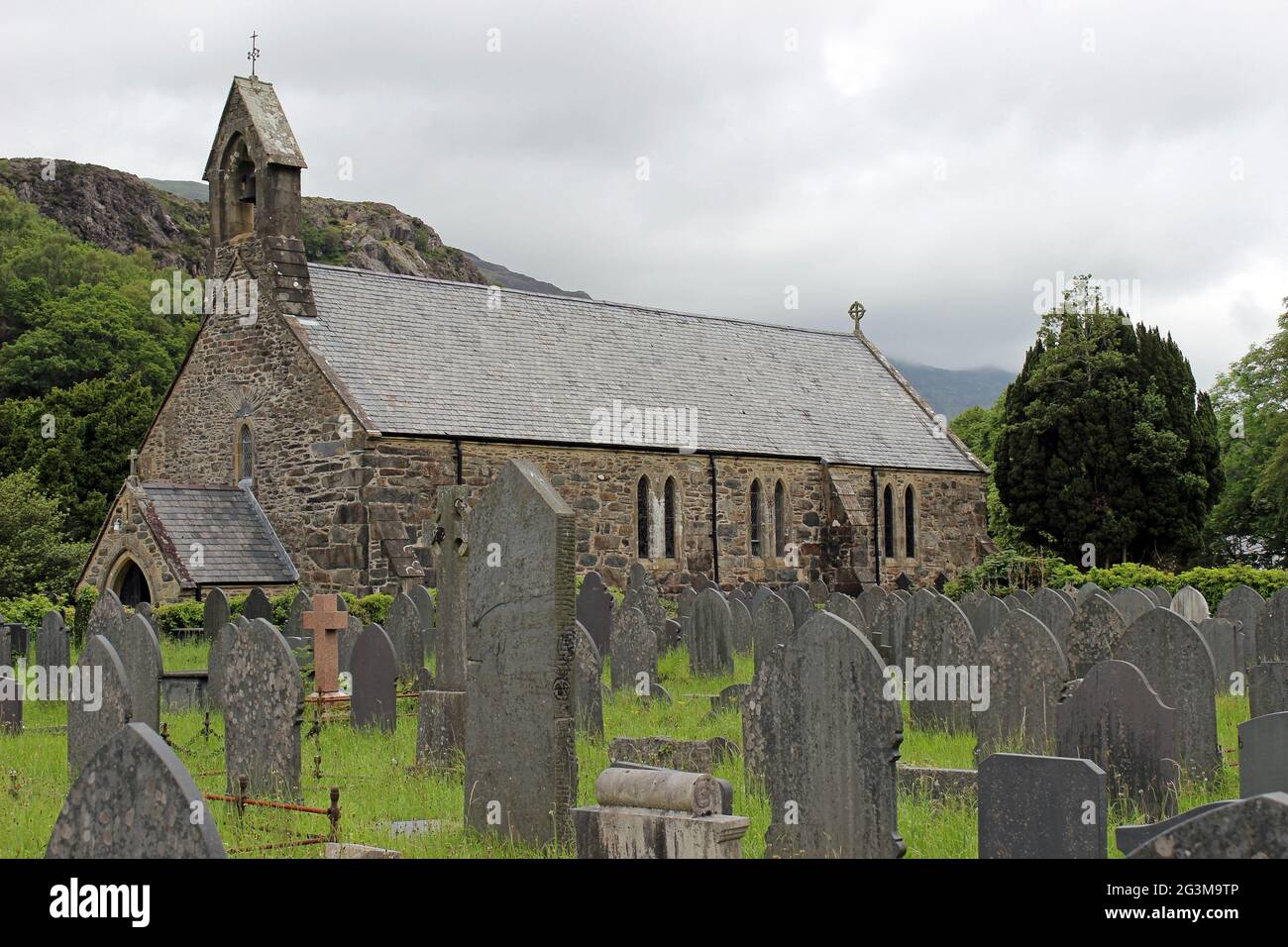 Chiesa di Santa Maria e cimitero, Beddgelert, Gwynedd, Galles Foto Stock