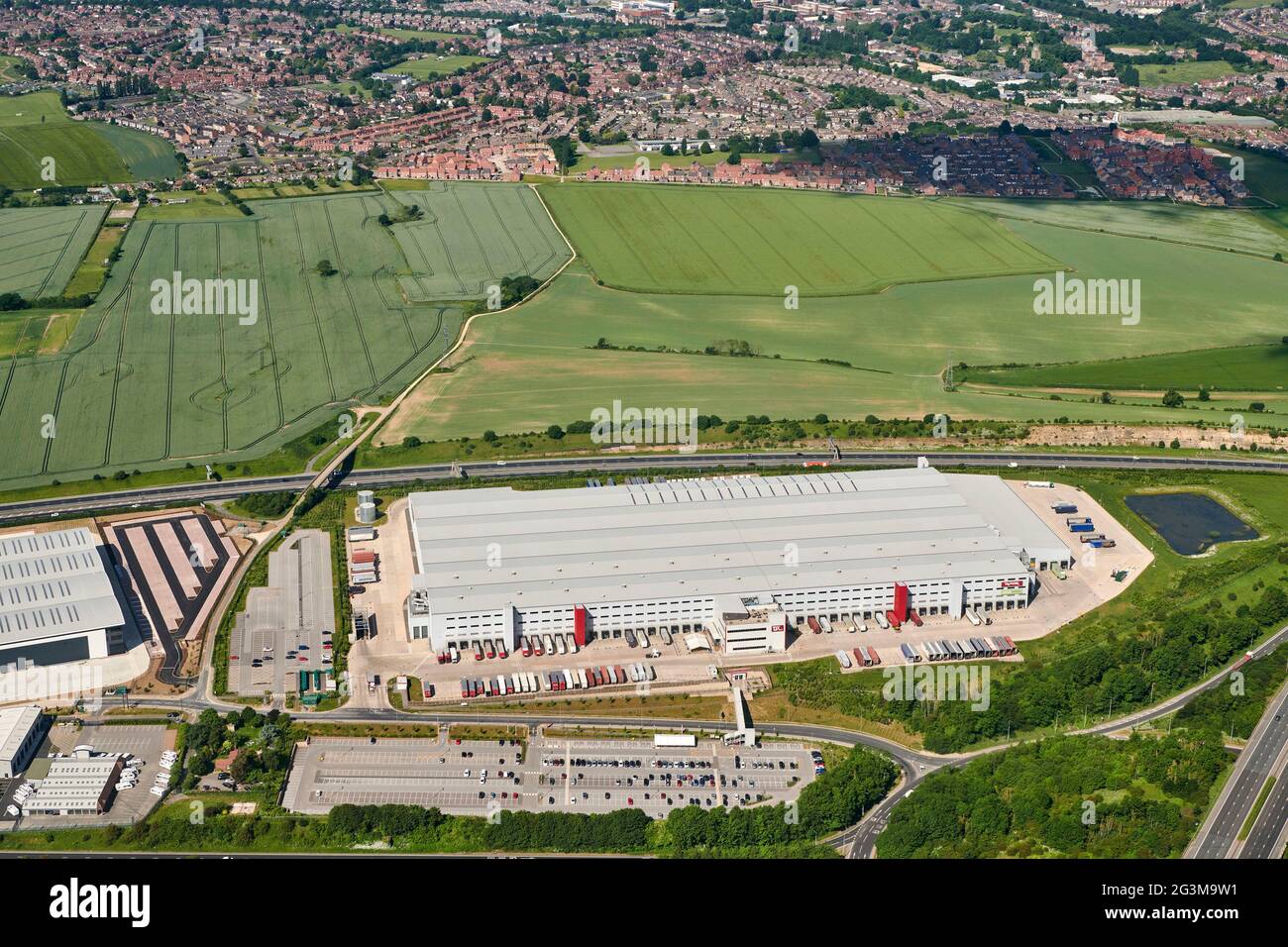 Vista aerea dei centri di distribuzione al dettaglio, adiacente all'autostrada A1, Ferrybridge, West Yorkshire, Inghilterra settentrionale, Regno Unito Foto Stock