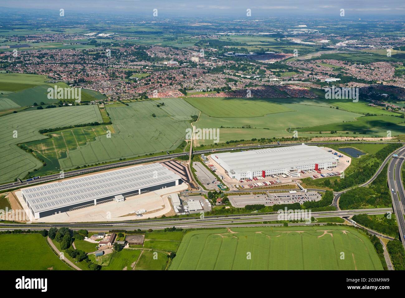 Vista aerea dei centri di distribuzione al dettaglio, adiacente all'autostrada A1, Ferrybridge, West Yorkshire, Inghilterra settentrionale, Regno Unito Foto Stock