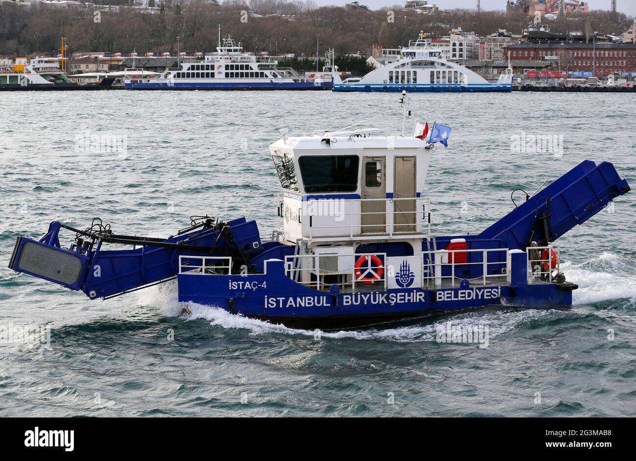 Nave skimmer spazzatura pulire la superficie dell'acqua dello stretto del Bosforo dalla spazzatura a Istanbul Foto Stock