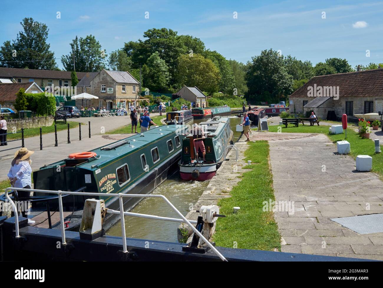 Canal LIFE sul canale Kennett & Avon, una serratura a Bradford Upon Avon, Inghilterra sud-occidentale, Regno Unito Foto Stock
